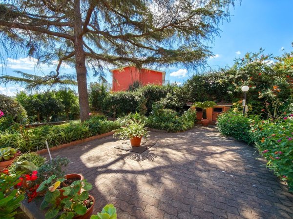 casa indipendente in vendita a Roma in zona Valle Santa