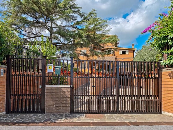 casa indipendente in vendita a Roma in zona Valle Santa