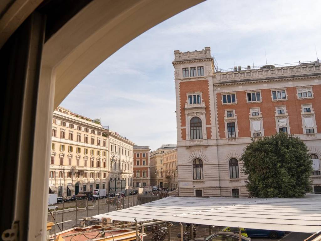 appartamento in vendita a Roma in zona Trevi-Colonna