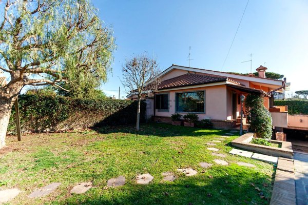 casa indipendente in vendita a Roma in zona Infernetto