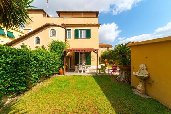 casa indipendente in vendita a Roma in zona Appio Pignatelli