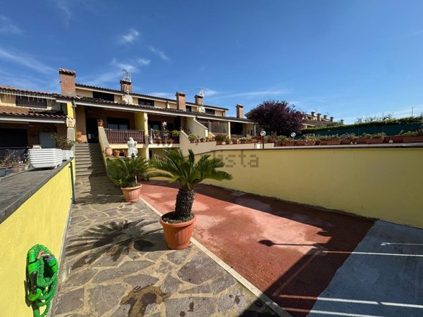 casa indipendente in vendita a Roma in zona Lunghezza
