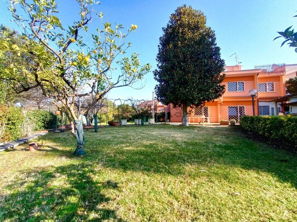 casa indipendente in vendita a Roma in zona Infernetto