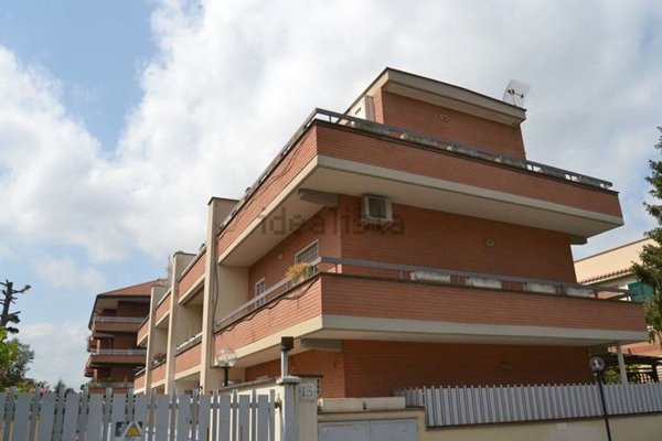 pentavano in vendita a Roma in zona Casal Morena