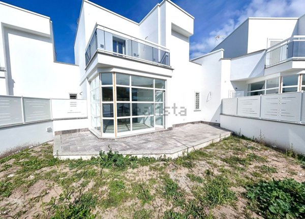 casa indipendente in vendita a Roma in zona Casal Palocco