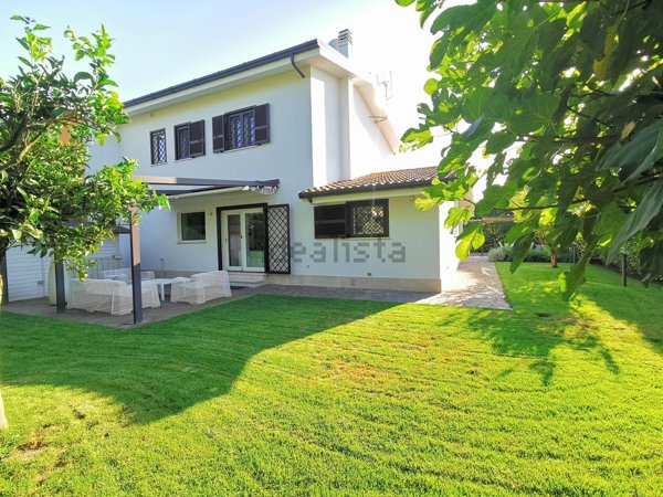 casa indipendente in vendita a Roma in zona Infernetto