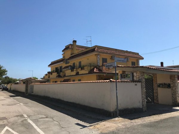 appartamento in vendita a Roma in zona Piana del Sole