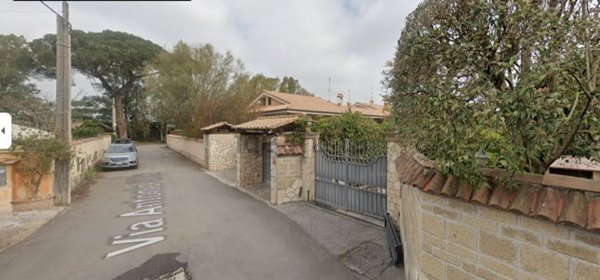 pentavano in vendita a Roma in zona Infernetto