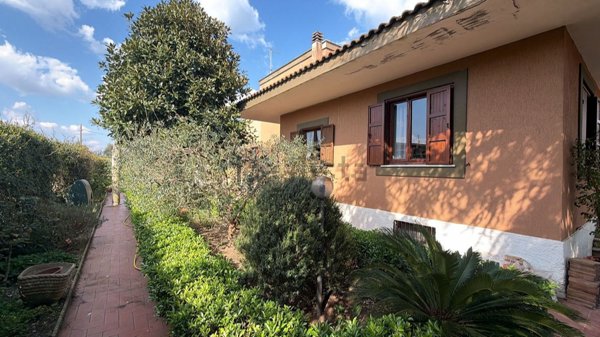 appartamento in vendita a Roma in zona Valle Santa