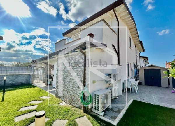 casa indipendente in vendita a Roma in zona Finocchio