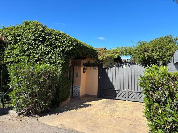 casa indipendente in vendita a Roma in zona Infernetto