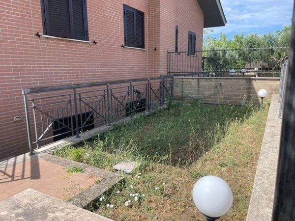 appartamento in vendita a Roma in zona Lunghezza