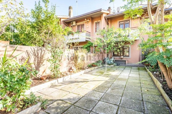 casa indipendente in vendita a Roma in zona Osteria del Curato