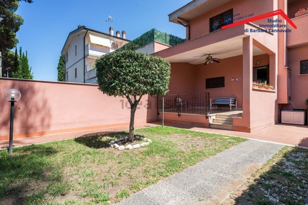 casa indipendente in vendita a Roma in zona Infernetto