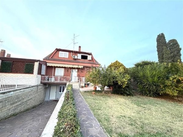 casa indipendente in vendita a Roma in zona Massimina/Casal Lumbroso