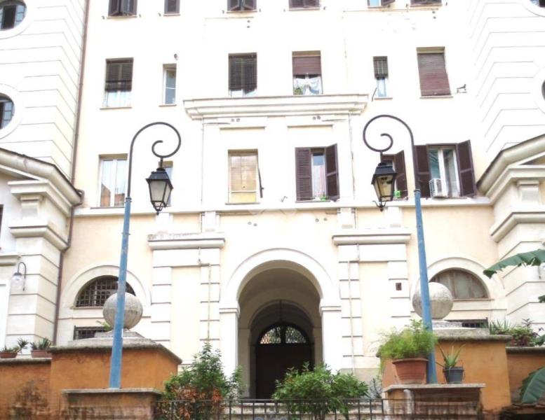 appartamento in vendita a Roma in zona Appio Latino