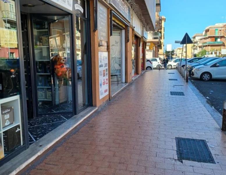 negozio in vendita a Roma in zona Torre Angela
