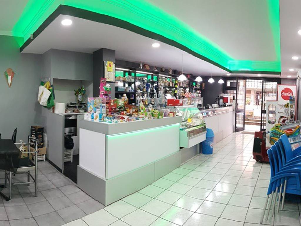negozio in vendita a Roma in zona Torre Maura