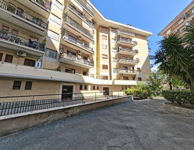 appartamento in vendita a Roma in zona Torre Spaccata