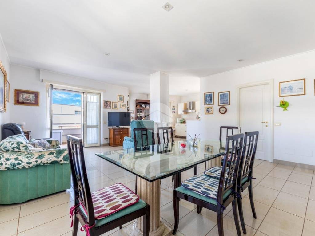 appartamento in vendita a Roma in zona Ardeatino