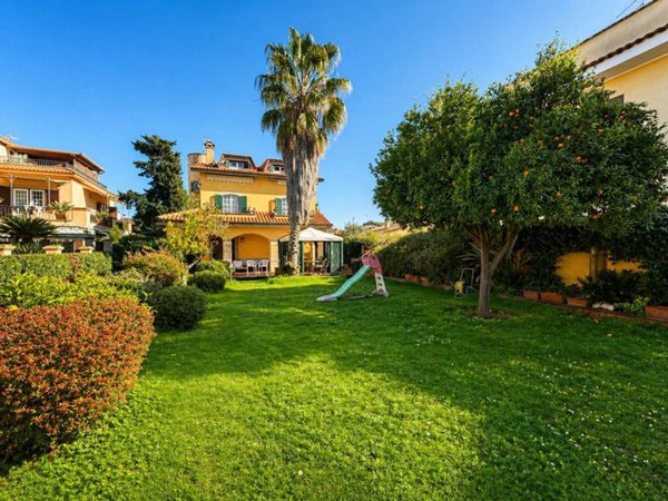 casa indipendente in vendita a Roma in zona Casal Palocco