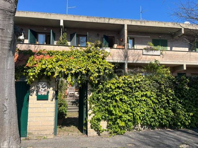 casa indipendente in vendita a Roma in zona Acilia