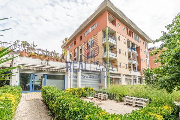 locale commerciale in vendita a Roma in zona Romanina