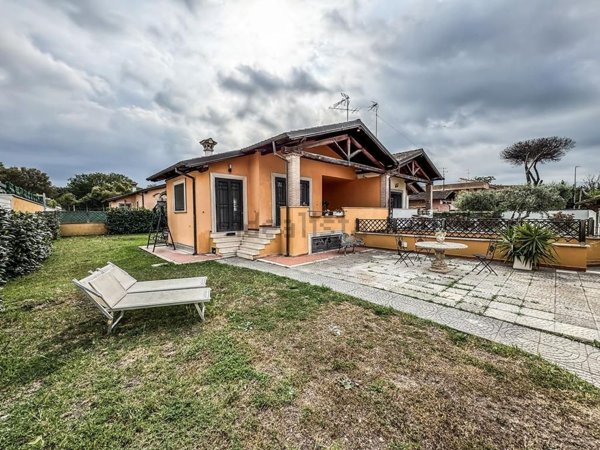 casa indipendente in vendita a Roma in zona Infernetto