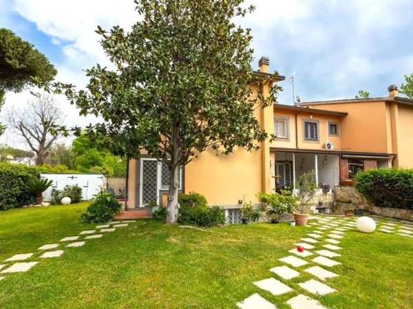casa indipendente in vendita a Roma in zona Casal Palocco