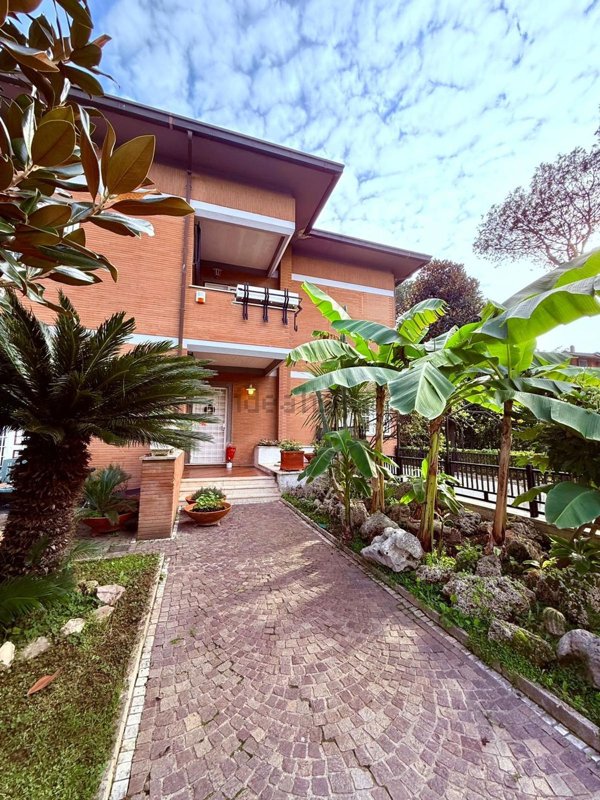 casa indipendente in vendita a Roma in zona Casal Palocco