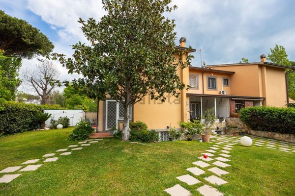 casa indipendente in vendita a Roma in zona Casal Palocco