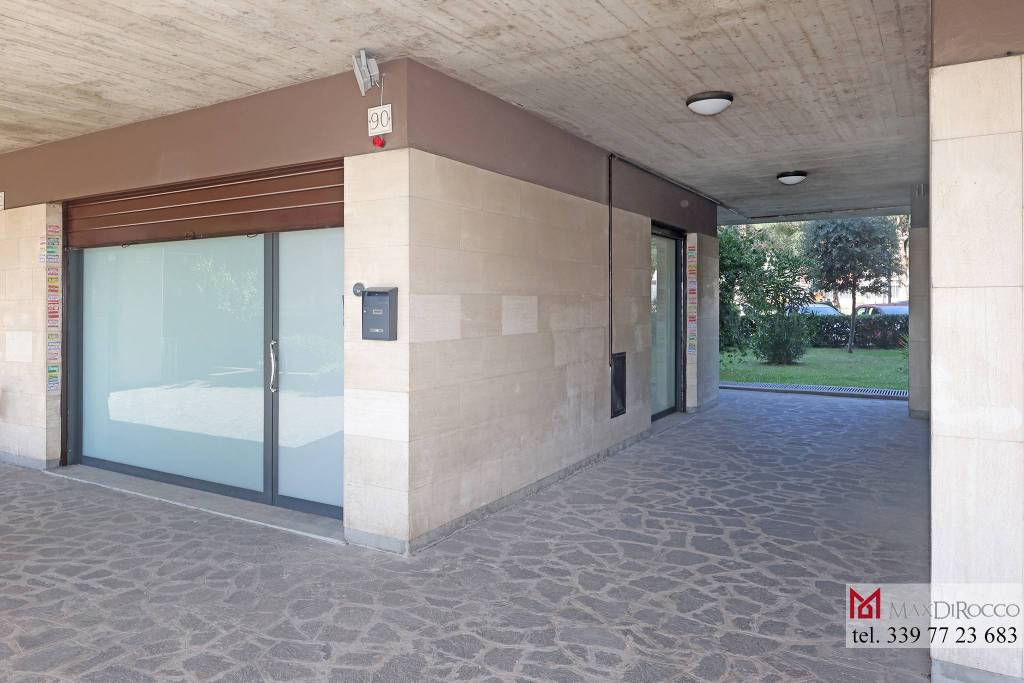 negozio in vendita a Roma in zona Torre Maura