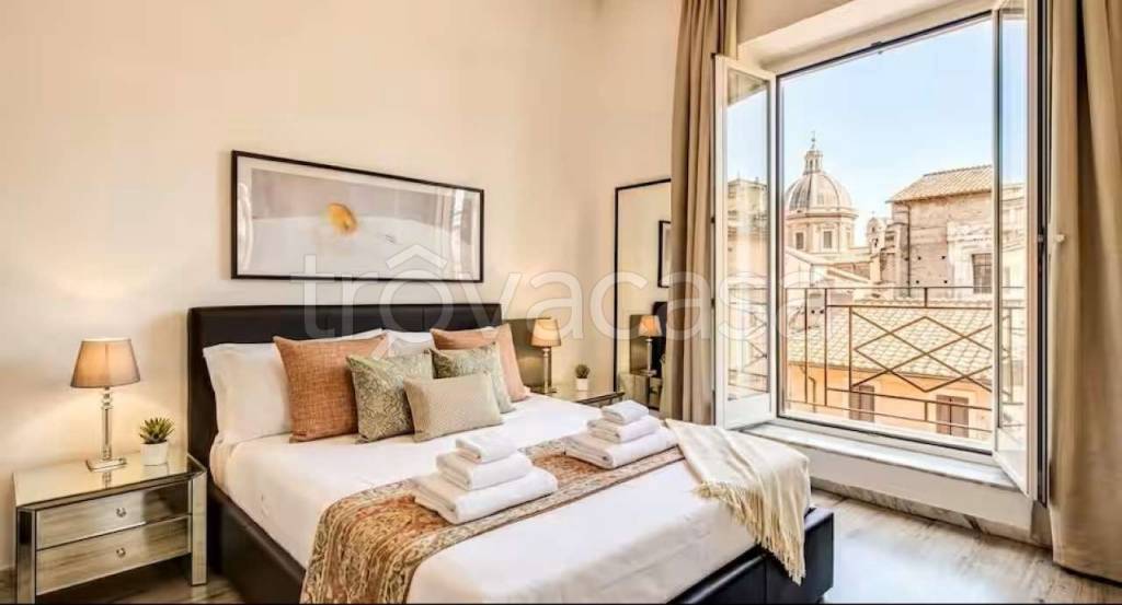 negozio in vendita a Roma in zona Rione Regola