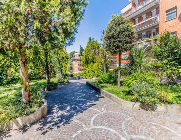 appartamento in vendita a Roma in zona Tomba di Nerone