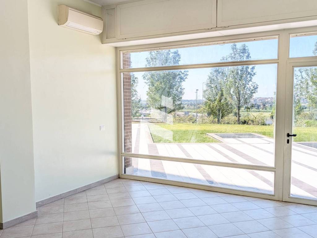 locale commerciale in vendita a Roma in zona Ostiense