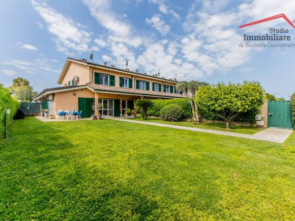 casa indipendente in vendita a Roma in zona Infernetto