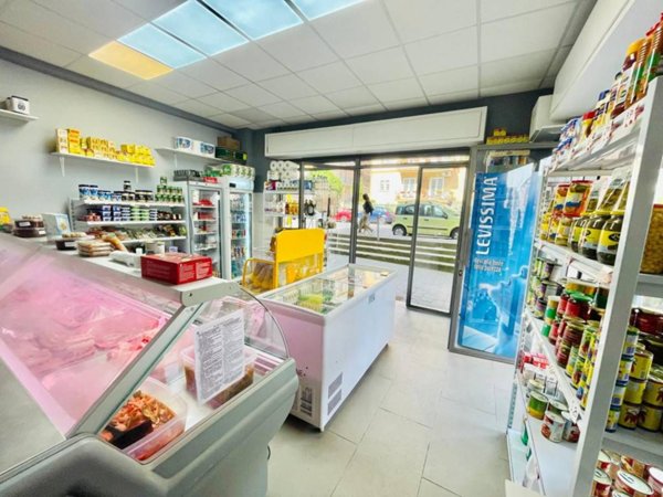 negozio in vendita a Roma in zona Torrevecchia