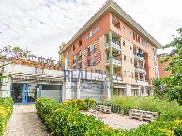 negozio in vendita a Roma in zona Romanina