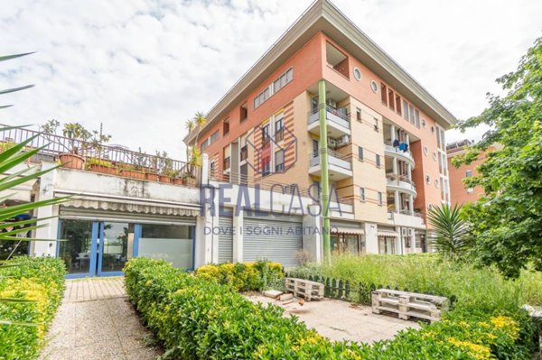 negozio in vendita a Roma in zona Romanina