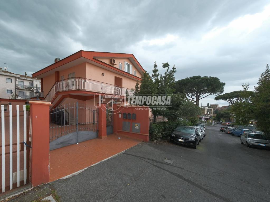 appartamento in vendita a Roma in zona Torrione Cerquetta