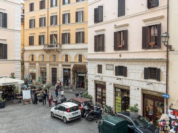 appartamento in vendita a Roma in zona Parione/Sant'Eustachio