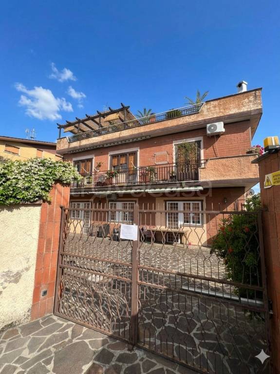 appartamento in vendita a Roma in zona Giardini di Corcolle