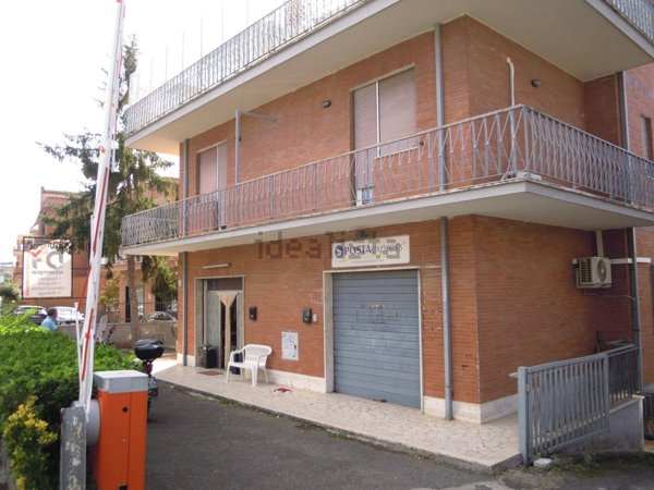locale commerciale in vendita a Roma in zona Tomba di Nerone