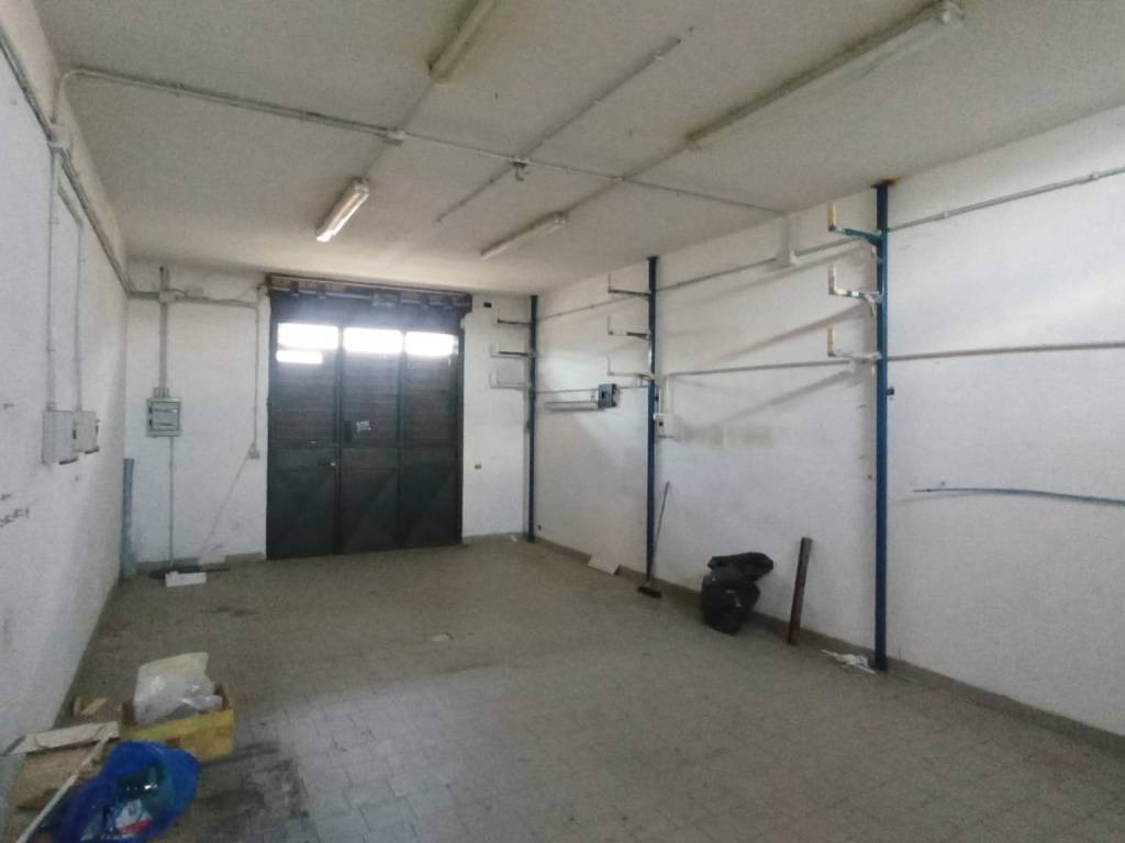 negozio in vendita a Roma in zona Osteria Nuova