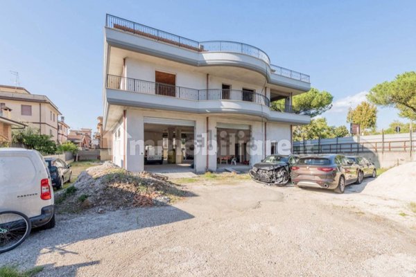 intera palazzina in vendita a Roma in zona Torre Angela