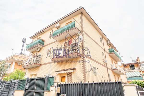 appartamento in vendita a Roma in zona Torre Angela