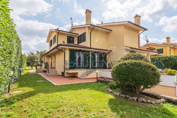 casa indipendente in vendita a Roma in zona Castel di Guido