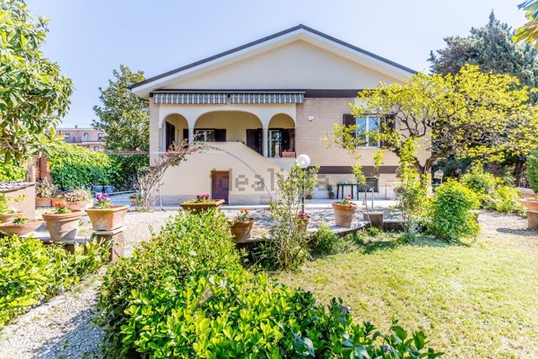 casa indipendente in vendita a Roma in zona Acilia