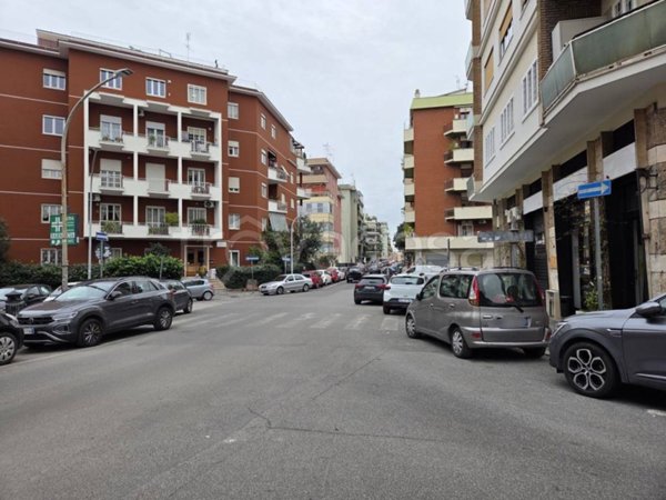 negozio in vendita a Roma in zona Appio Latino
