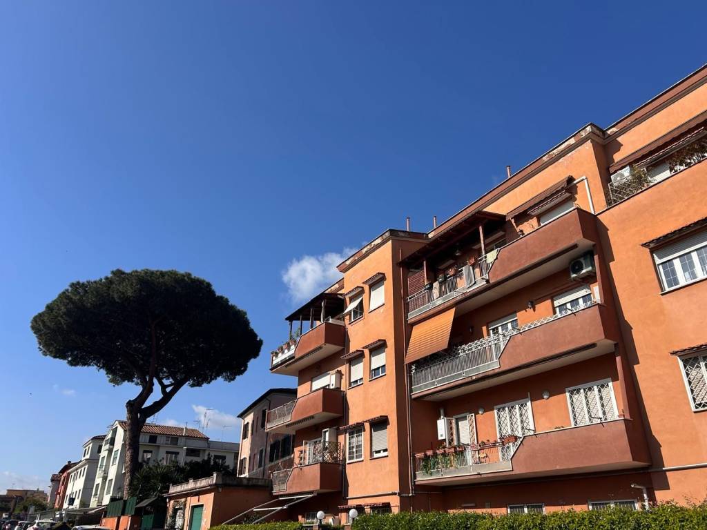 appartamento in vendita a Roma in zona Appio Pignatelli